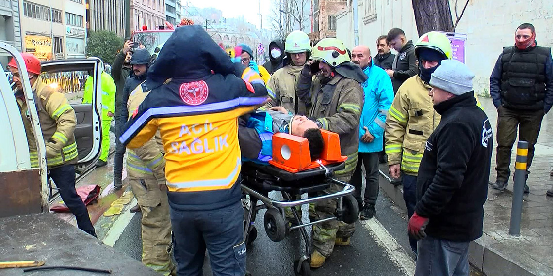 Karaköy'de kamyonete tramvay çarptı: 1 yaralı