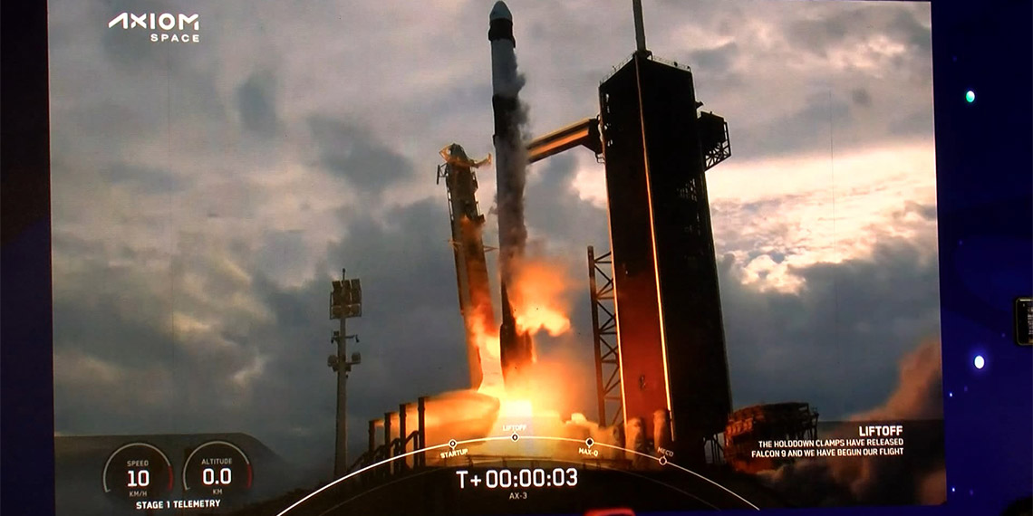 Türkiye'nin ilk astronotu Alper Gezeravcı'nın da içinde bulunduğu roketin ABD'nin Florida eyaletinde bulunan Kennedy Uzay Merkezi'nden fırlatılma anları vatandaşlar tarafından Taksim'de kurulan çadırdan takip edildi.