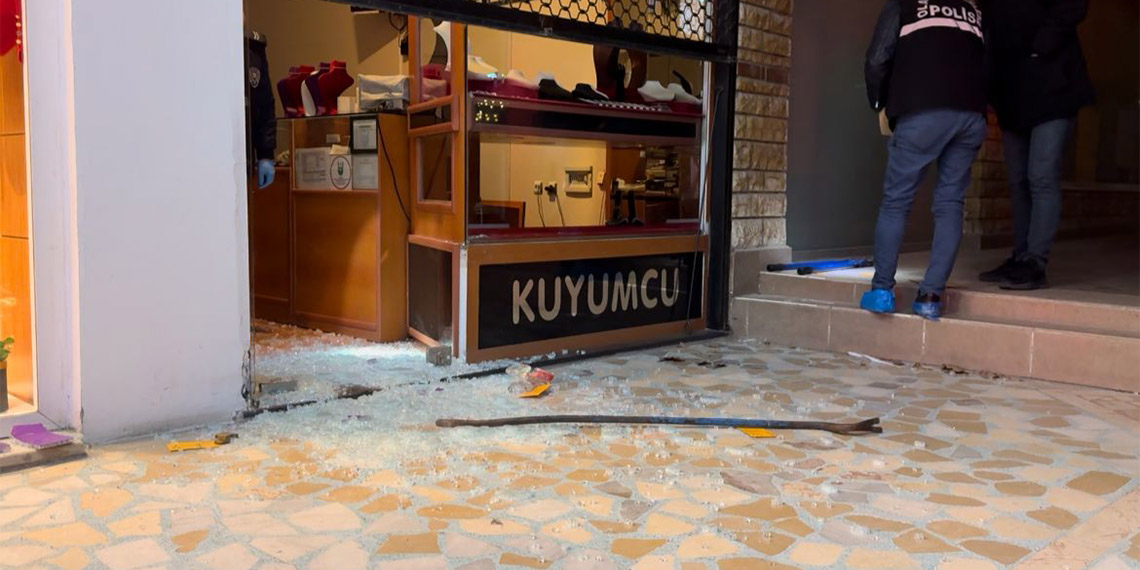 Girdikleri kuyumcudan 500 bin TL'lik altınları alıp kaçtı