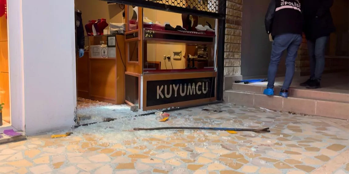 Girdikleri kuyumcudan 500 bin tl'lik altınları alıp kaçtı