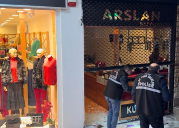 Girdikleri kuyumcudan 500 bin TL'lik altınları alıp kaçtı