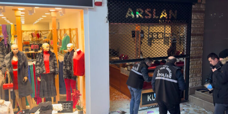 Girdikleri kuyumcudan 500 bin TL'lik altınları alıp kaçtı