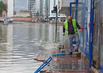 Göle dönen İskenderun Sahili'nde su çekiliyor