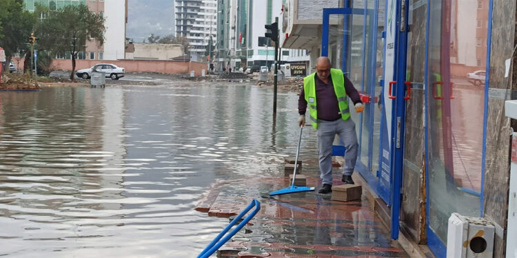 Göle dönen İskenderun Sahili'nde su çekiliyor