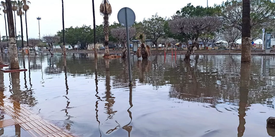 Göle dönen i̇skenderun sahili'nde su çekiliyor