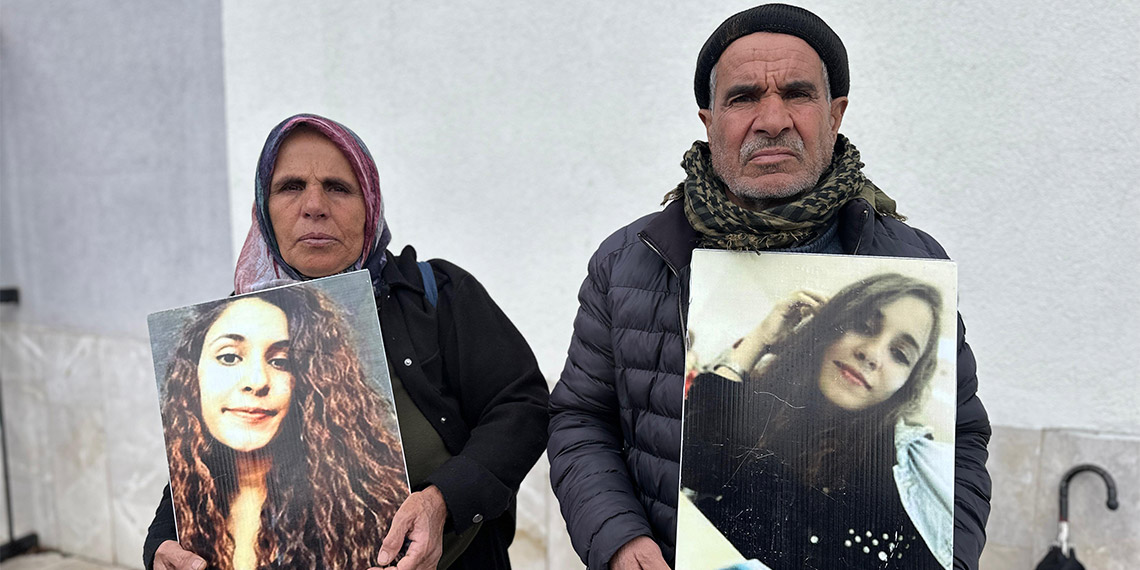 5 Ocak 2020'den bu yana kayıp olan Gülistan Doku'nun annesi "4 yıldır her gün sabah akşam balkona çıkıp kızım Gülistan'ı gözlüyorum" dedi.