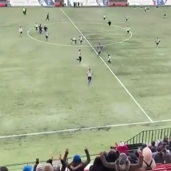 Güngören'de, Haznedar taraftarları sahaya inerek karşı takıma saldırdı