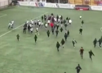 Güngören'de, Haznedar taraftarları sahaya inerek karşı takıma saldırdı