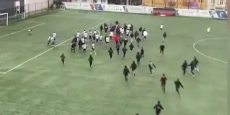 Güngören'de, Haznedar taraftarları sahaya inerek karşı takıma saldırdı