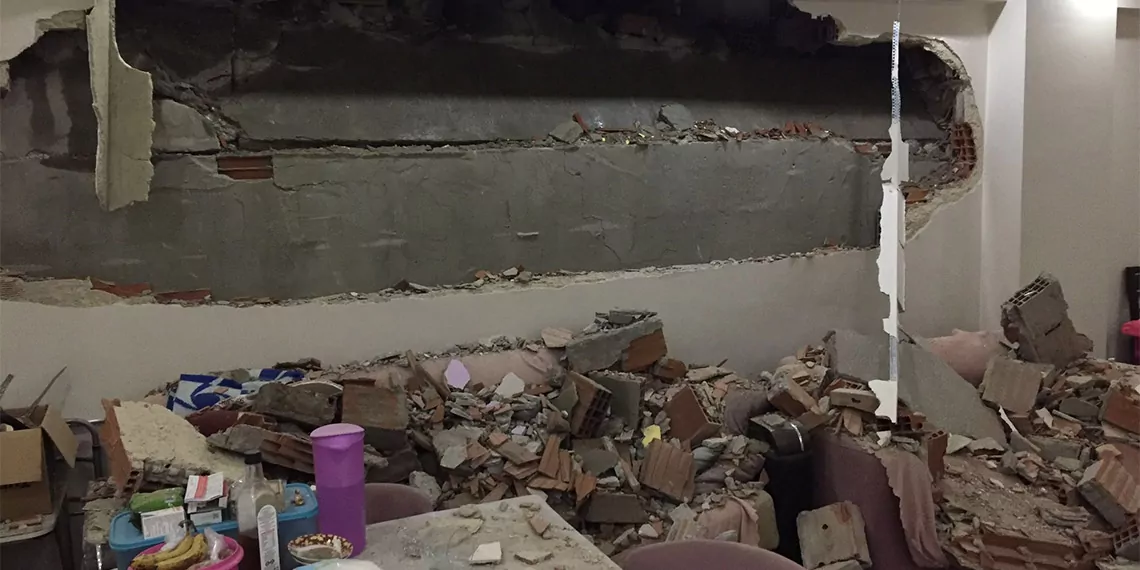 Güngören'de bina yıkımı sırasında yan binanın duvarında hasar oluştu. Hasarın oluştuğu dairenin içi molozlarla kaplandı.