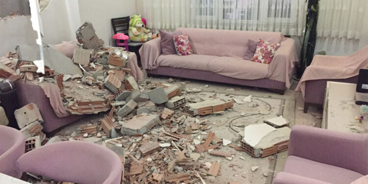 Güngören'de bina yıkımında yan bina hasar gördü