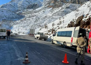 Hakkari-şırnak kara yolu kar ve çığ nedeniyle kapatıldı