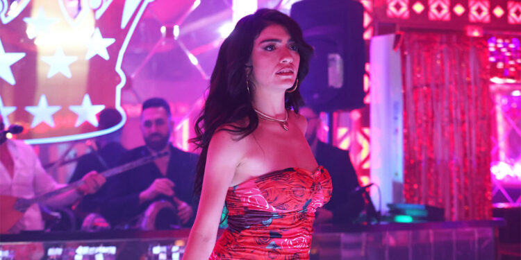 Hazar Ergüçlü'nün pavyon dansı rekor kırdı