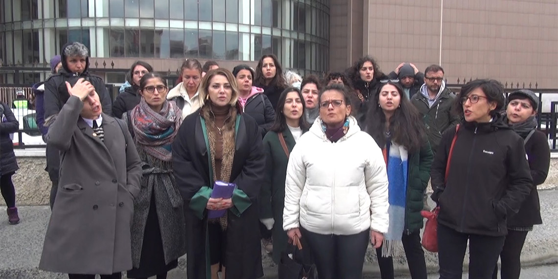 Hemşireye cinsel saldırı davasında doktor beraat etti. Karar sonrası H.Z. ağlama krizine girerken kadın hakları savunucuları karara tepki göstererek sloganlar ve alkışlar eşliğinde adliye binasından çıktı.