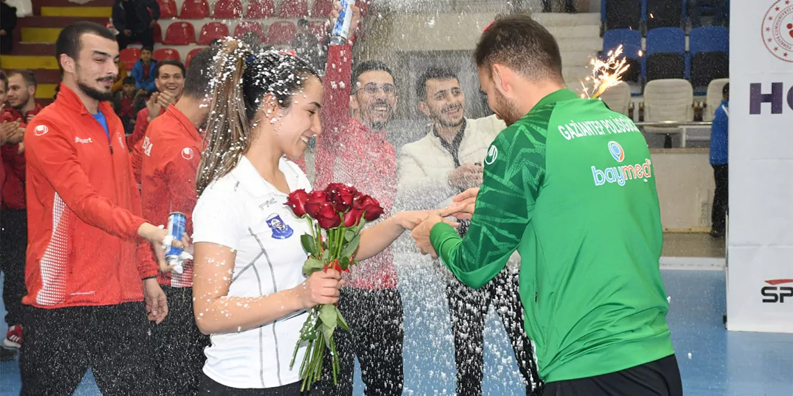 Gaziantep polis gücü sporcusu beden eğitimi öğretmeni celal aydın, aynı kulüpteki arkadaşı beden eğitimi öğretmeni meryem oymak’a hokey müsabakasında evlenme teklif etti.