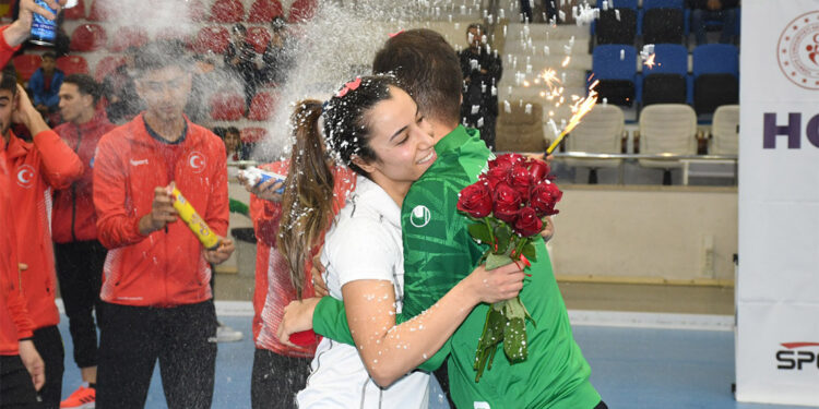 Hokey müsabakasında evlenme teklifi