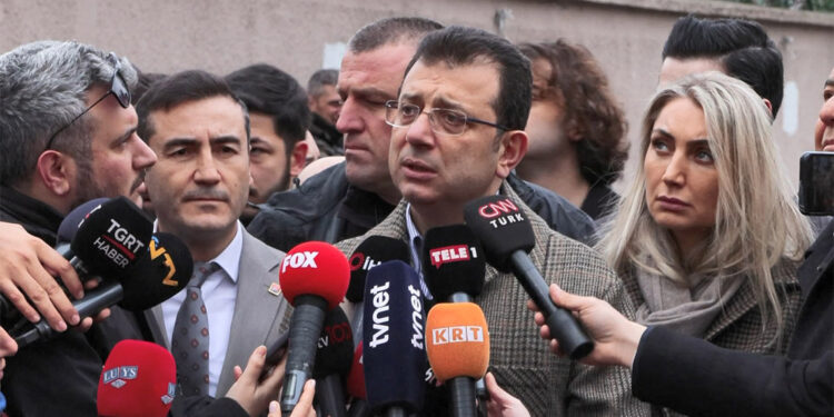 Ekrem İmamoğlu Santa Maria Kilisesi'ni ziyaret etti