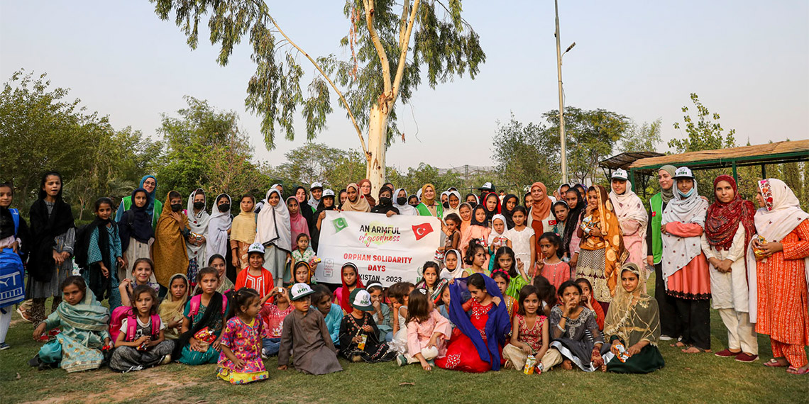 İHH İnsani Yardım Vakfı, yetimlere ve ailelerine yönelik yardım faaliyetlerine 2023 yılında da devam ettiğini belirterek, Türkiye dâhil 45 ülkede 137 binden fazla yetime her ay düzenli olarak hayırseverlerin yardımlarını ulaştırdığını duyurdu.