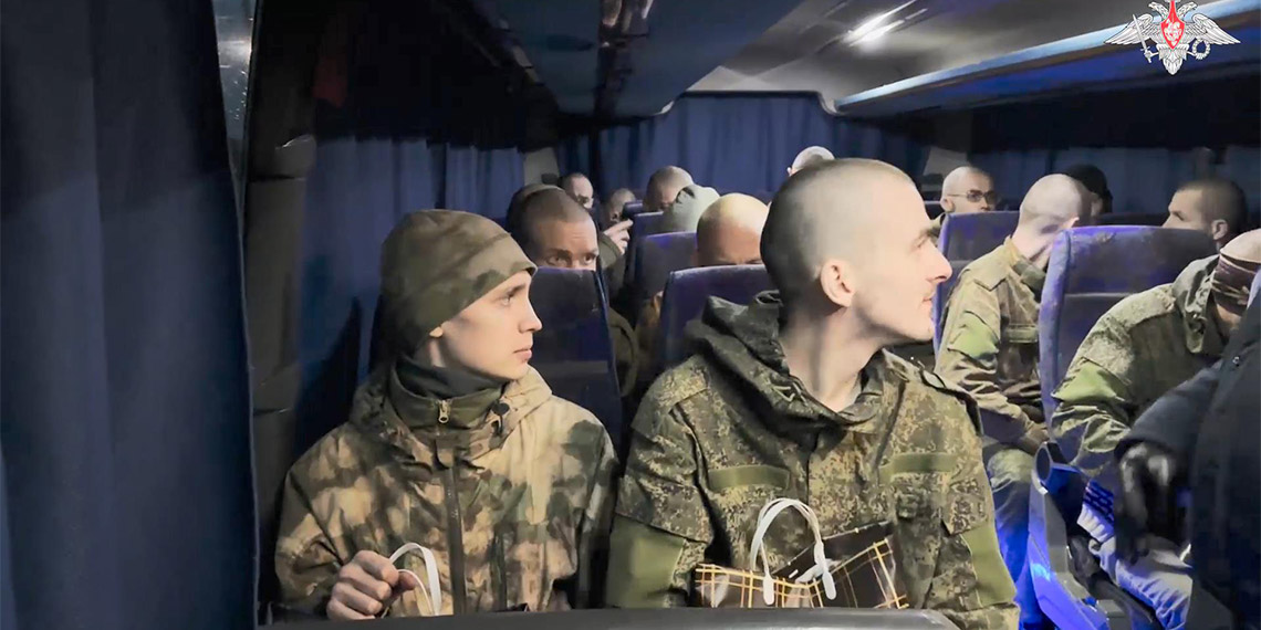 Bu görselin Alt özniteliği boş. Dosya adı: ukrayna-ve-rusya-arasinda-esir-takasi-toplam-478-esir-ulkesine-dondu_4399_dhaphoto1.jpg