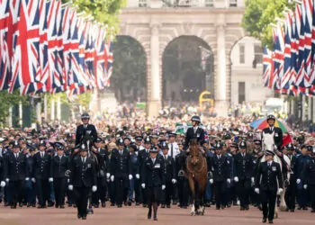 İngiliz polis gücü, güvenlik ve sicil taramasından geçirildi