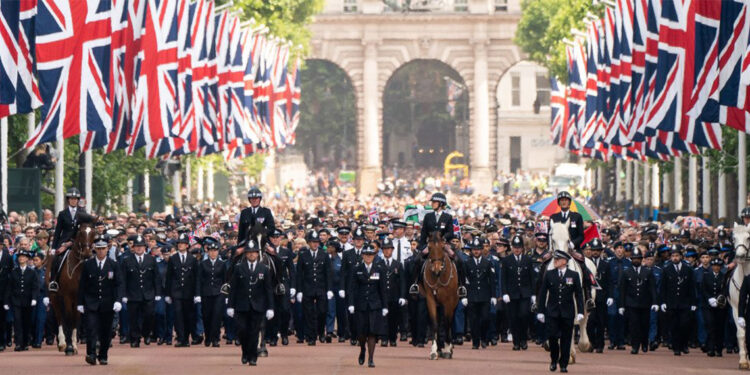 İngiliz polis gücü, güvenlik ve sicil taramasından geçirildi