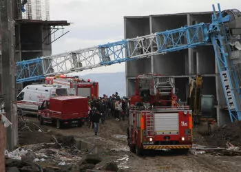 Manisa'da inşatta kule vinç devrildi; operatör öldü