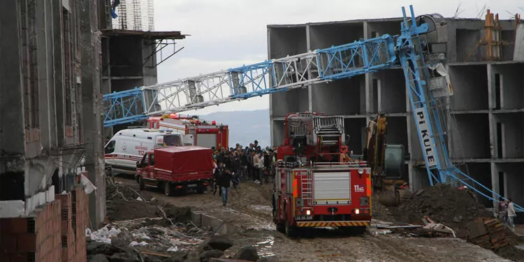 Manisa'da inşatta kule vinç devrildi; operatör öldü