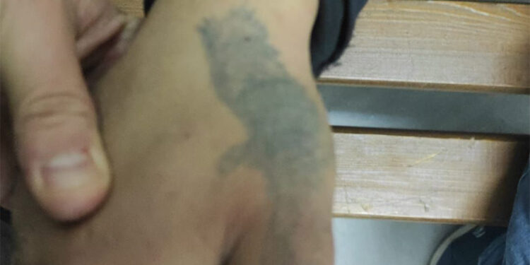 İş yerinin güvenlik kamerasını çalan şüpheli dövmesinden yakalandı