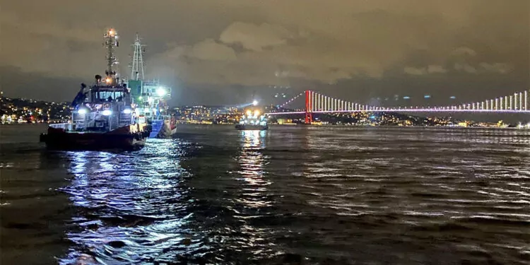 İstanbul boğazı'nda arıza yapan gemi kurtarıldı