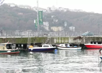 İstanbul boğazı'nda tekneler kıyıya yaklaştı, "24 metre" tartışması çıktı