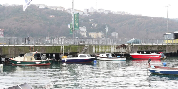 İstanbul Boğazı'nda tekneler kıyıya yaklaştı, "24 metre" tartışması çıktı