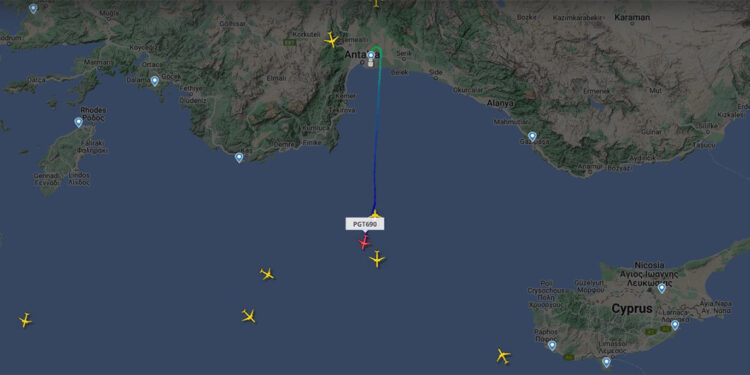 İstanbul-Riyad seferini yapan yolcu uçağı acil iniş yaptı