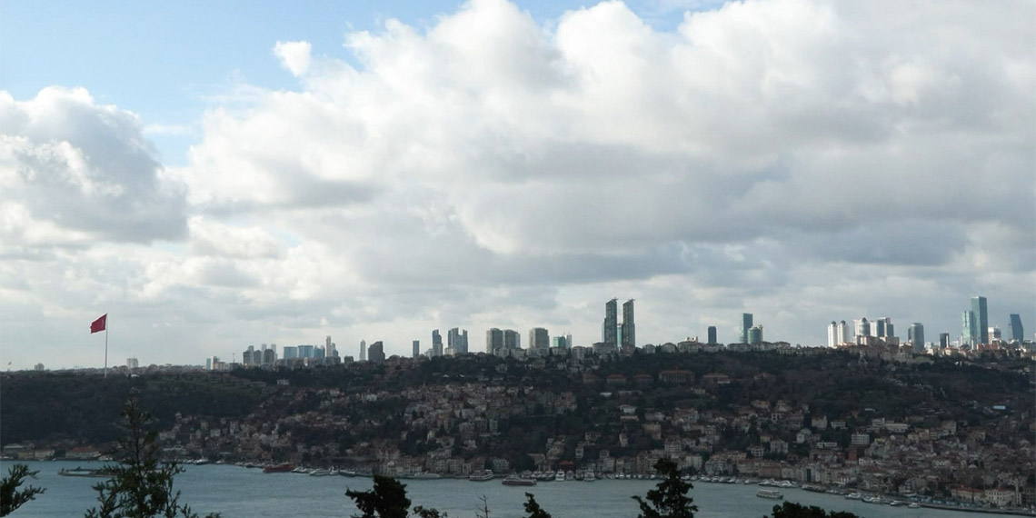 Meteoroloji, valilik ve AKOM'un uyarılarına rağmen İstanbul'da beklenen kar yağışı gerçekleşmedi.