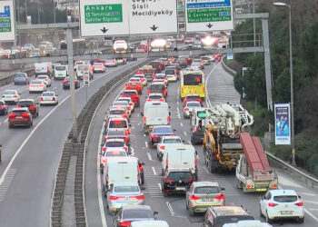 İstanbul'da yeni yılın ilk iş gününde trafik yoğunluğu