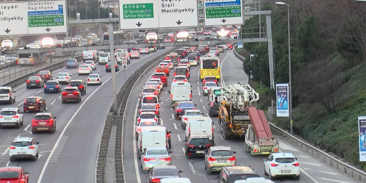 İstanbul'da yeni yılın ilk iş gününde trafik yoğunluğu