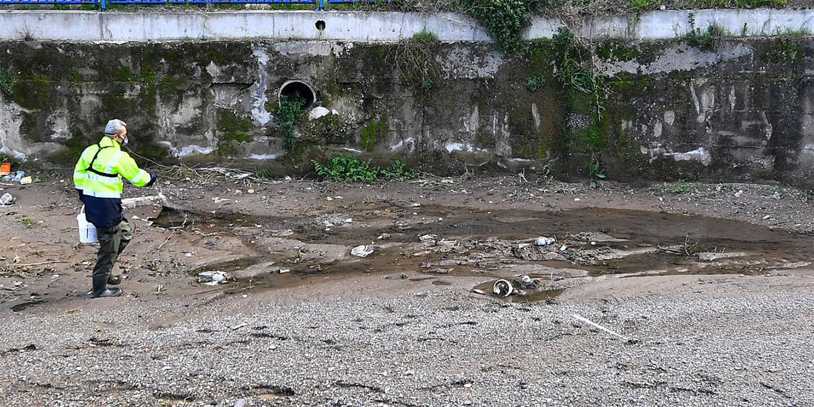 İzmir Büyükşehir Belediyesi ekiplerinin 300 bin noktada sivrisinek mücadelesi sürüyor. 30 ilçede 380 personelden oluşan 27 ekiple 12 ay ilaçlama yapılıyor.