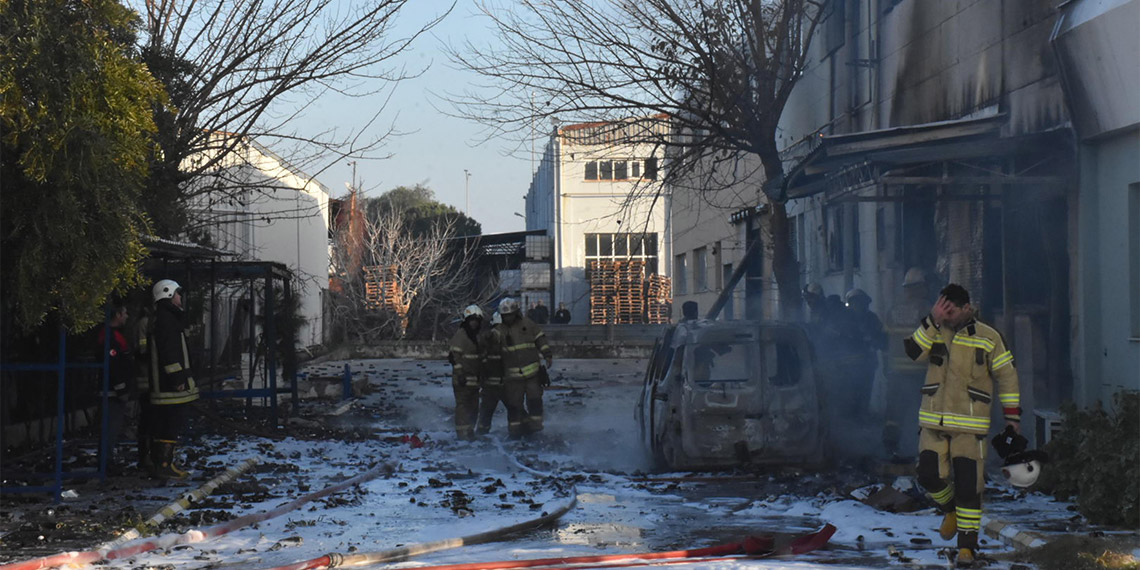 İzmir'in Çiğli ilçesinde bir süre önce faaliyetine son verilen parfüm fabrikasında çıkan yangınla ilgili gözaltına alınıp, adliyeye sevk edilen fabrika yetkilileri M.Ü. ve B.Ç. tutuklandı.