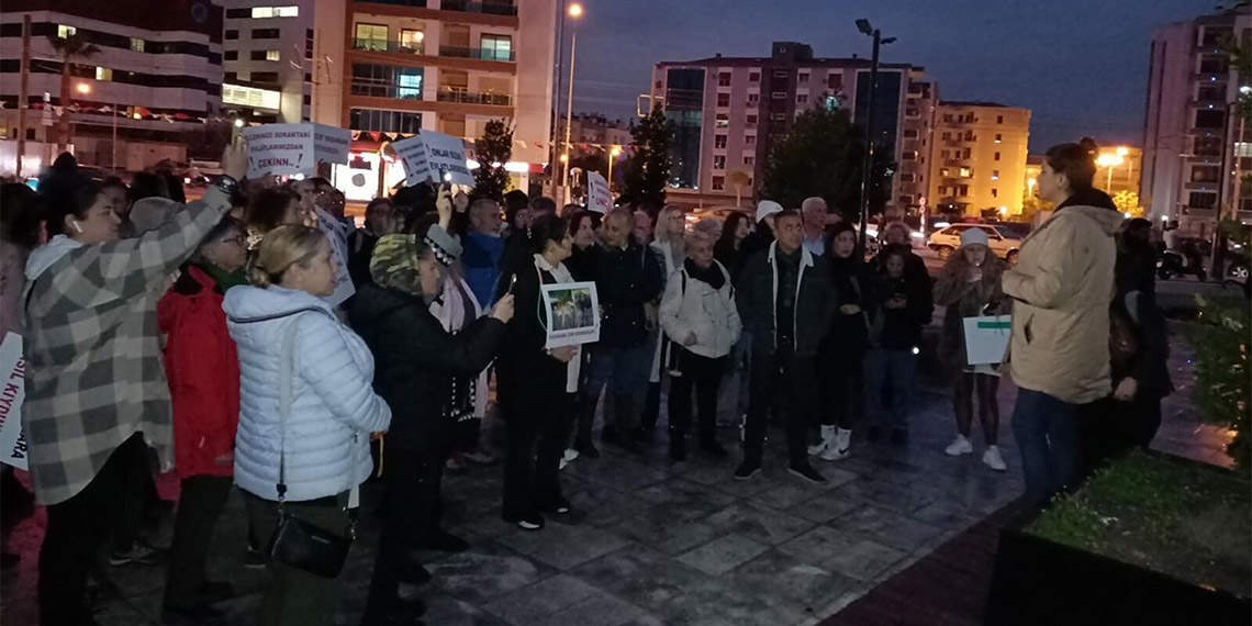 İzmir'de hayvanseverler köpek ölümlerine tepki gösterdi