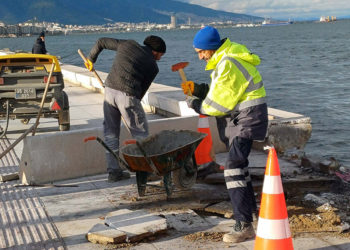İzmir'de kıyı bandına çarpan vapur çekildi