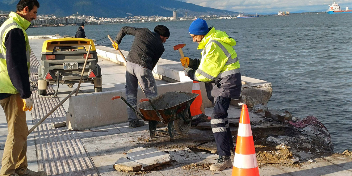 İzmir'de kıyı bandına çarpan vapur çekildi
