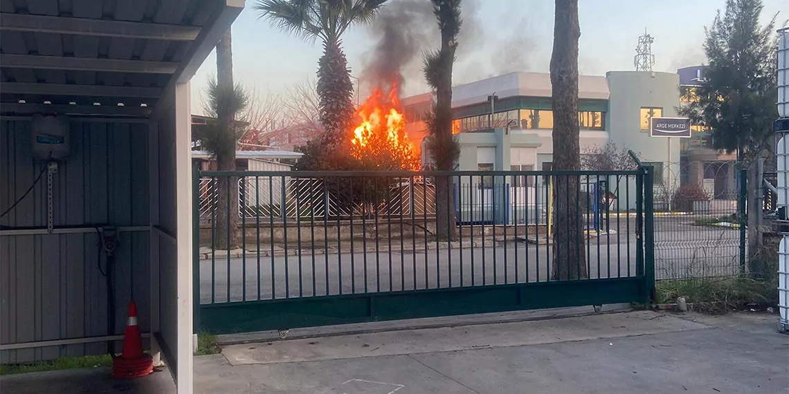 İzmir'de parfüm fabrikasında yangın: 1 ölü, 3 yaralı