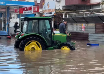 Dikili'de sağanak nedeniyle dere taştı, evleri su bastı