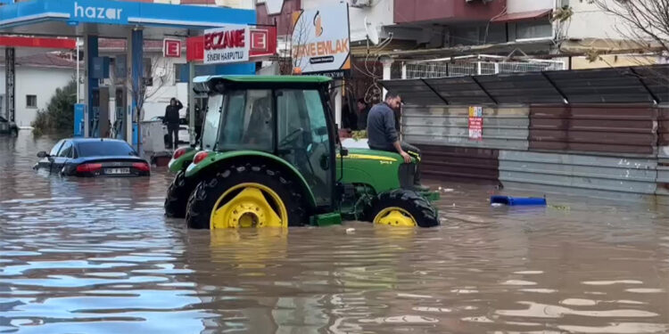 Dikili'de sağanak nedeniyle dere taştı, evleri su bastı