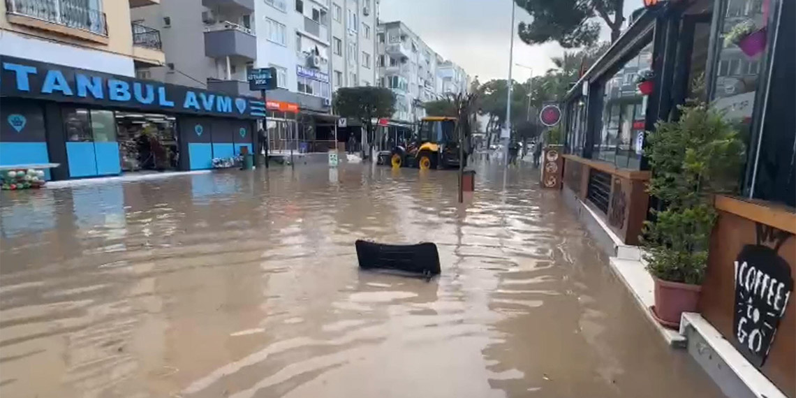 Dikili'de sağanak nedeniyle dere taştı, evleri su bastı