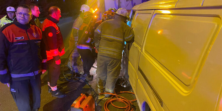 Yol temizleme aracına minibüs çarptı; 1 ağır yaralı
