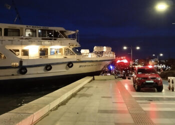 İzmir'de yolcu gemisi kıyı bandına çarptı