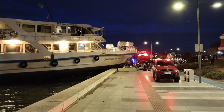 İzmir'de yolcu gemisi kıyı bandına çarptı