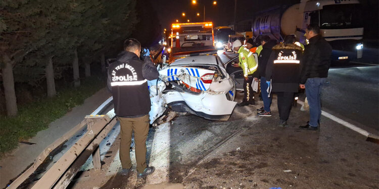 Kaçak göçmenleri taşıyan araç polis aracına çarptı
