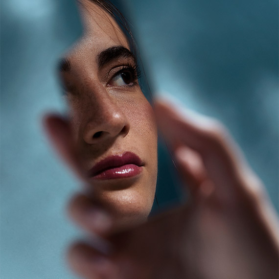 Zaman benden çok şey aldı götürdü, ya senden? Karakterin mi yoksa bedenine yansıyan izlerin mi değişen? Değişmeyen tek şey karakterim, asiliğim, ve ruhum.