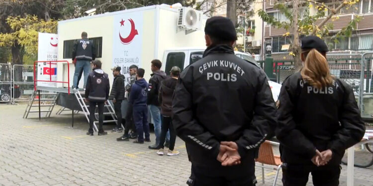 Kalkan-7 operasyonlarında 2 bin 155 düzensiz göçmen yakalandı